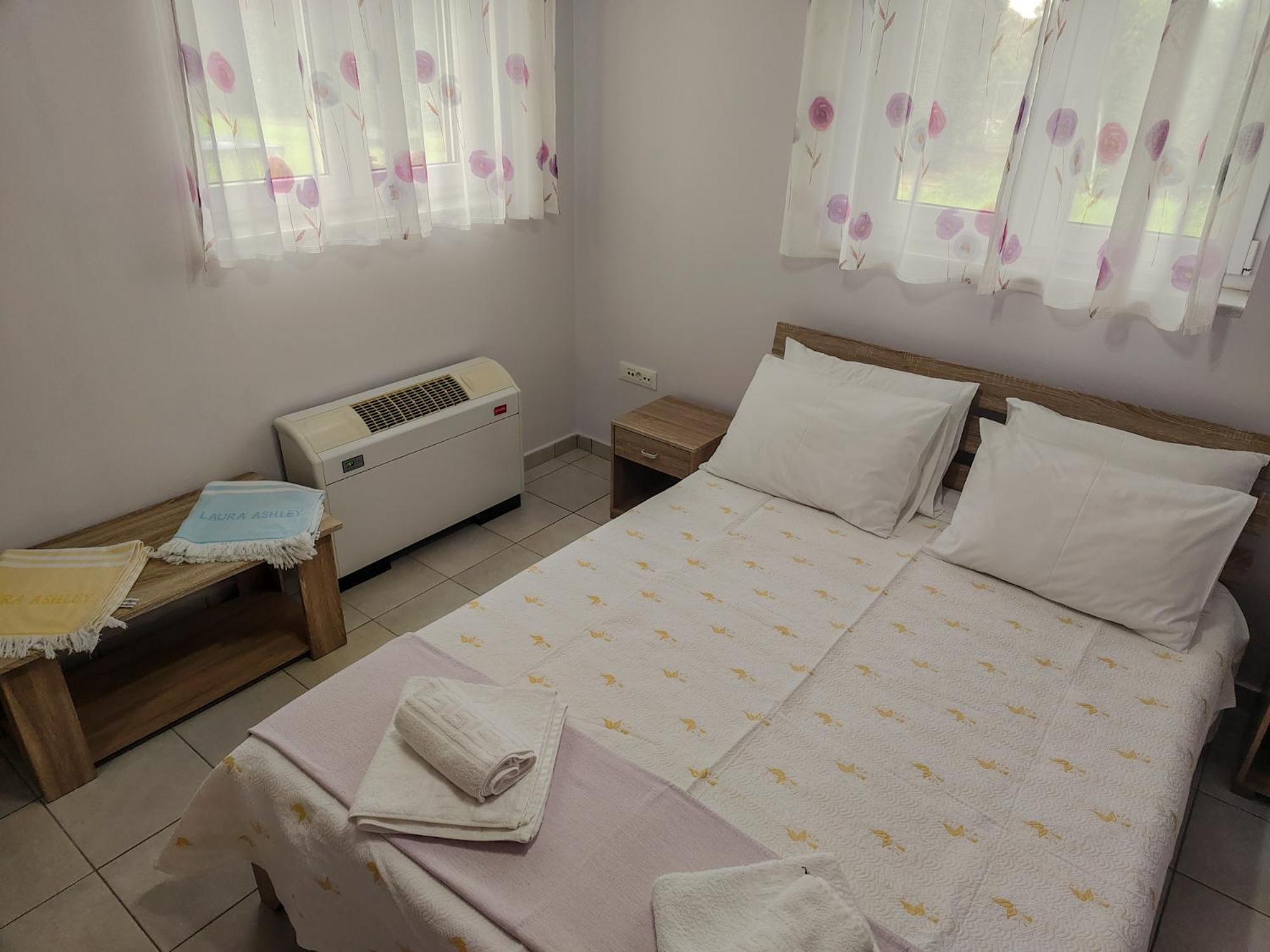 Sea Breeze Ena Apartment Korakochori Bagian luar foto