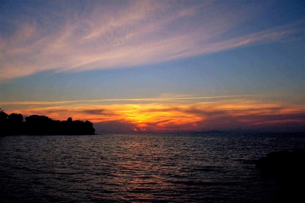 Sea Breeze Ena Apartment Korakochori Bagian luar foto