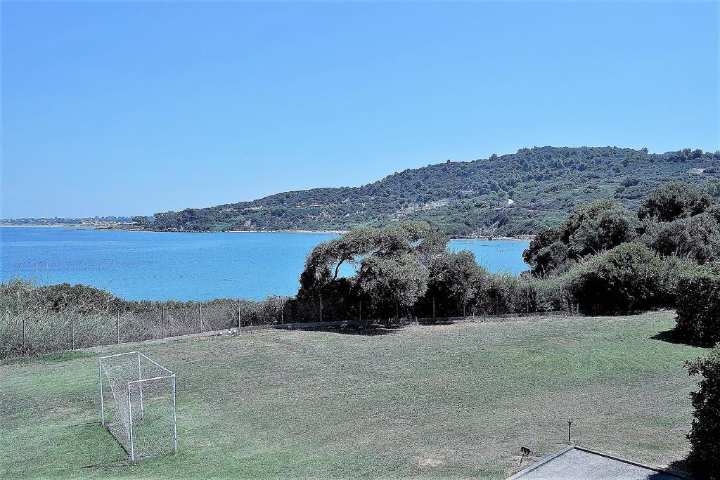 Sea Breeze Ena Apartment Korakochori Bagian luar foto