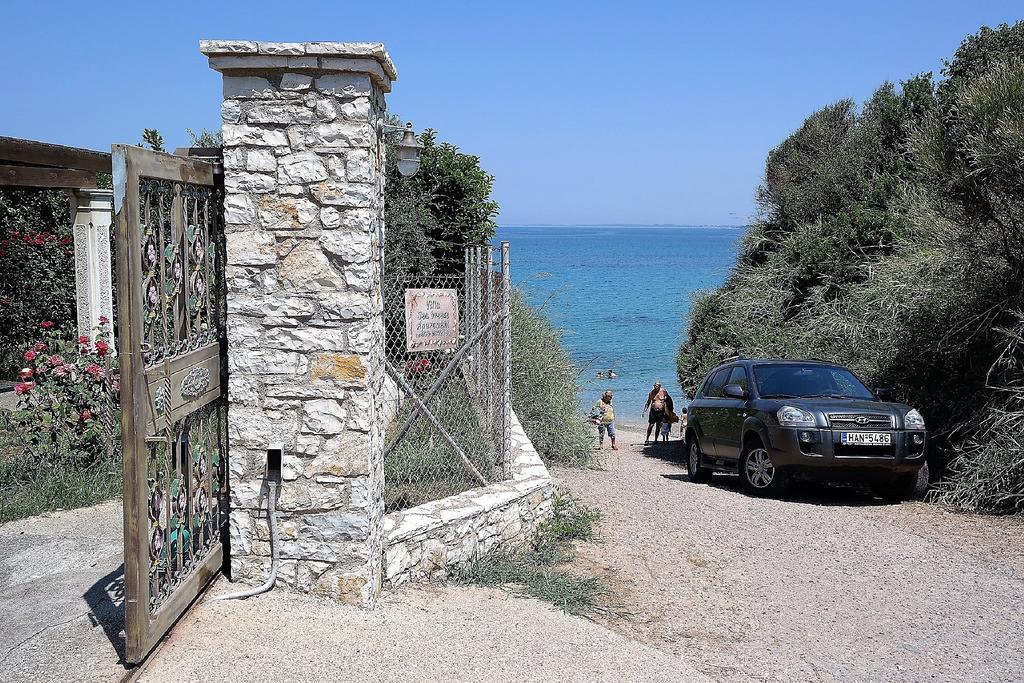 Sea Breeze Ena Apartment Korakochori Bagian luar foto